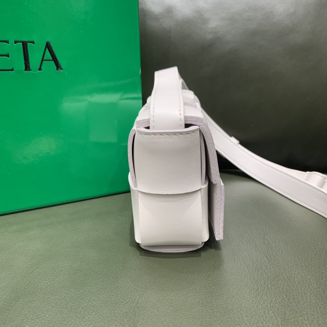 Bottega Veneta  MINI CASSETTE #666688