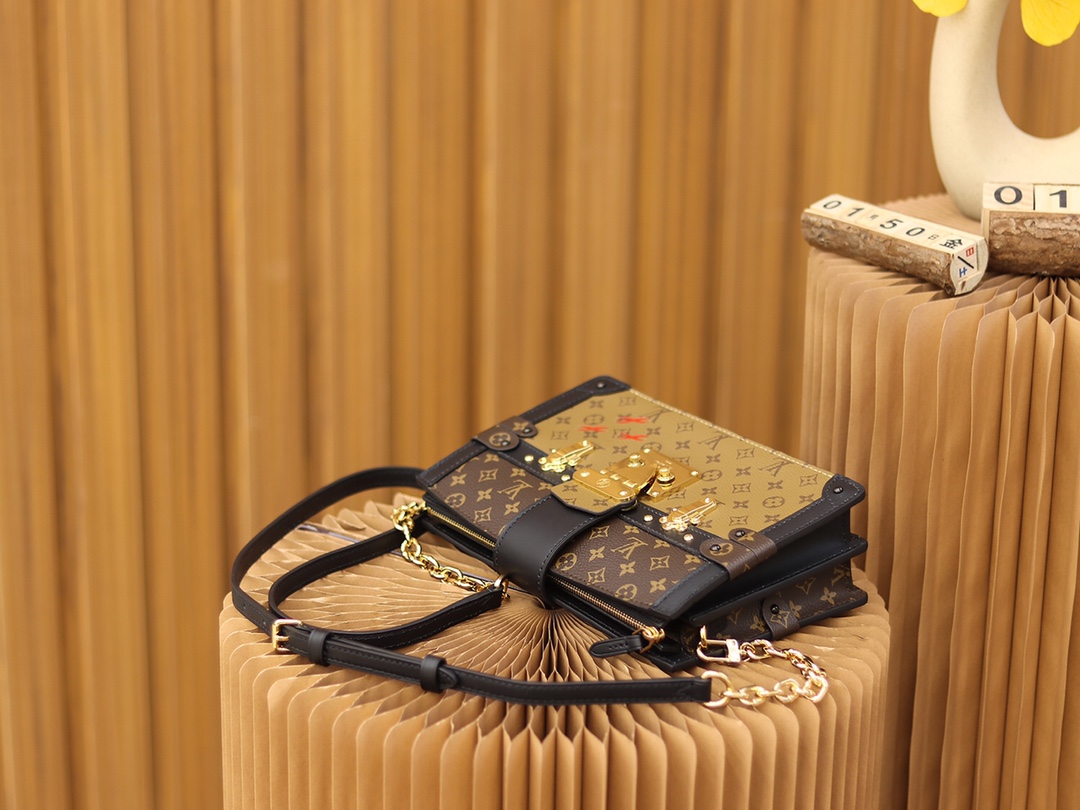 Louis Vuitton 𝙏𝙍𝙐𝙉𝙆 𝘾𝙇𝙐𝙏𝘾𝙃 soft case bag M43596