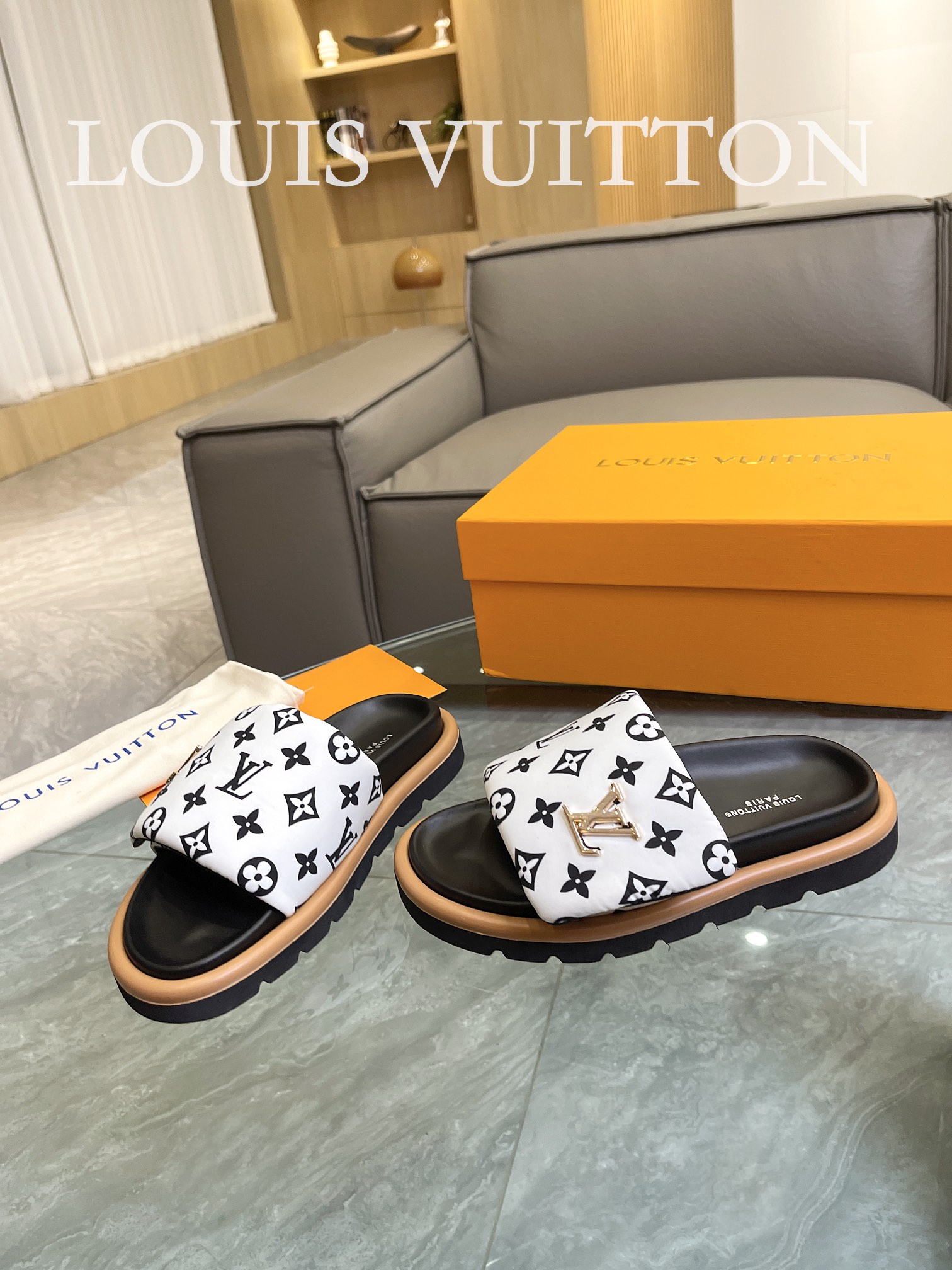 Louis Vuitton 2023 couple models embossed print