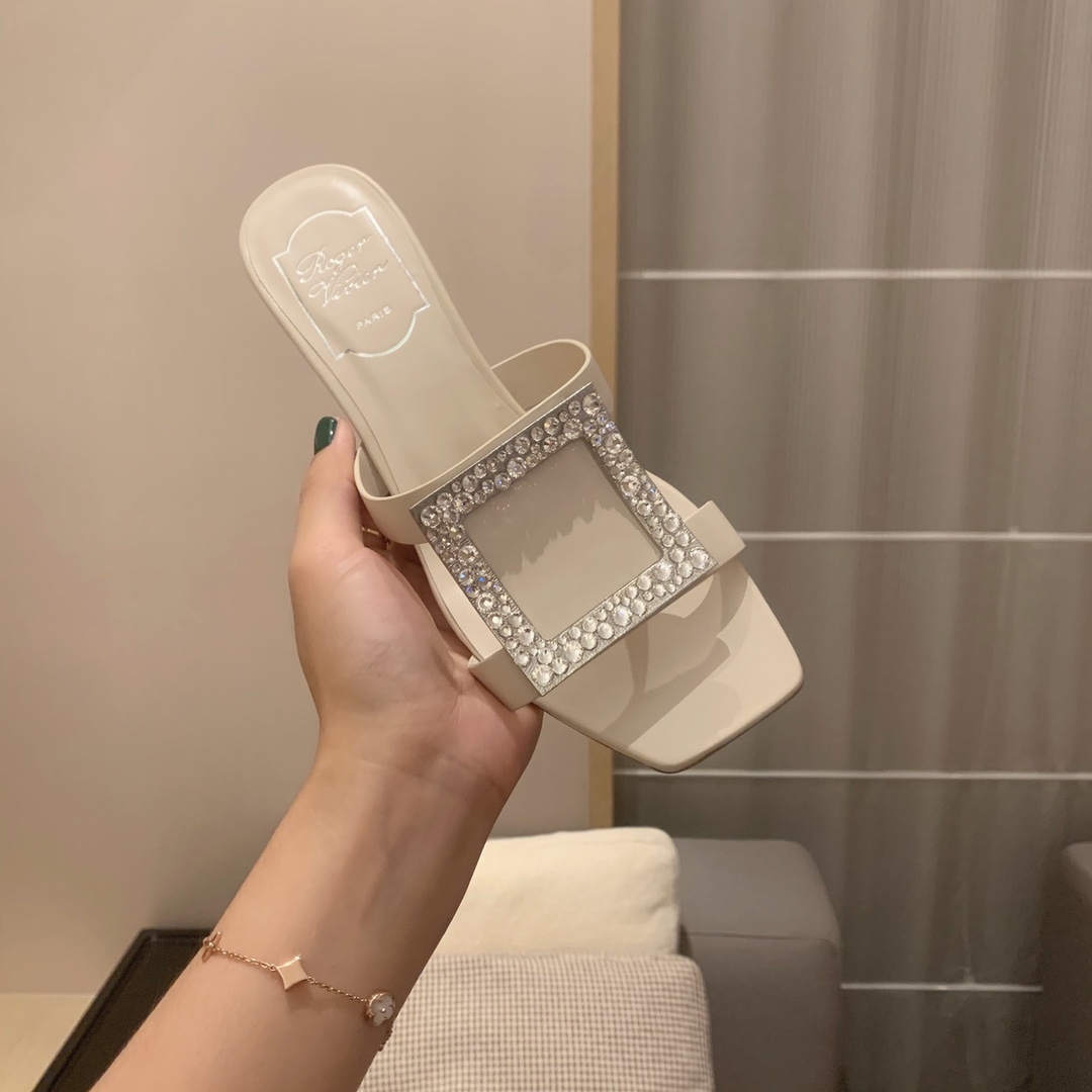 Roger vivier | 𝟐𝟎𝟐𝟏/𝐒𝐒 𝐧𝐞𝐰 2021 Summer Slippers Bikiviv' Metal Buckle PVC Mule Shoes