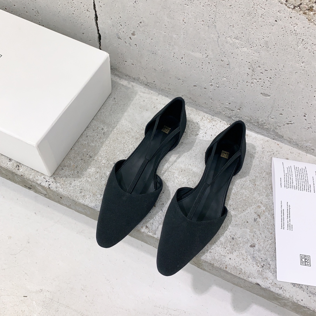 𝐓𝐨𝐭𝐞𝐦𝐞｜𝟐𝟎𝟐𝟑/𝐒𝐒 𝐧𝐞𝐰 Toteme 2023 new black T lace-up sandals