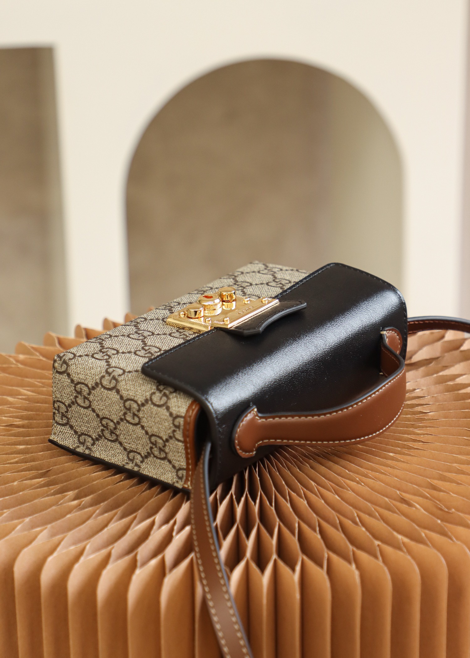 GUCCI 𝙥𝙖𝙙𝙡𝙤𝙘𝙠 series new member genuine leather #652683