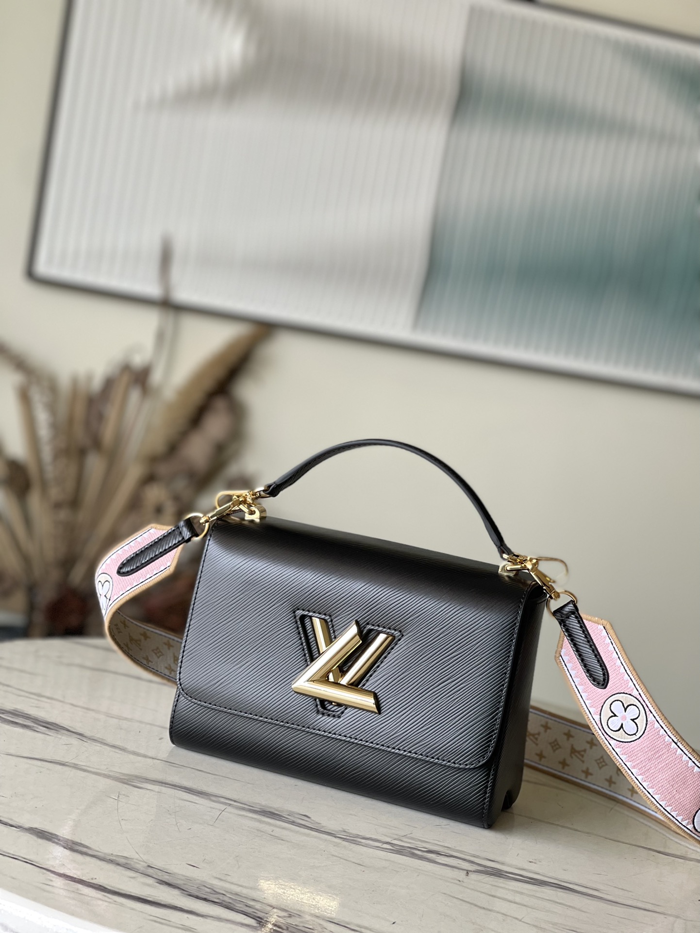 𝐋𝐎𝐔𝐈𝐒 𝐕𝐔𝐈𝐓𝐓𝐎𝐍 M22038 This Twist Medium Bag