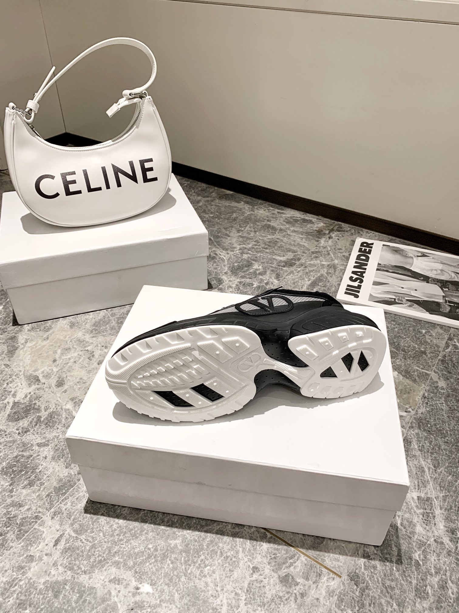 【Valentino】𝟐𝟎𝟐𝟏/𝐒𝐒 𝐧𝐞𝐰 Valentino 2022 ss spring-summer collection of new old man shoes