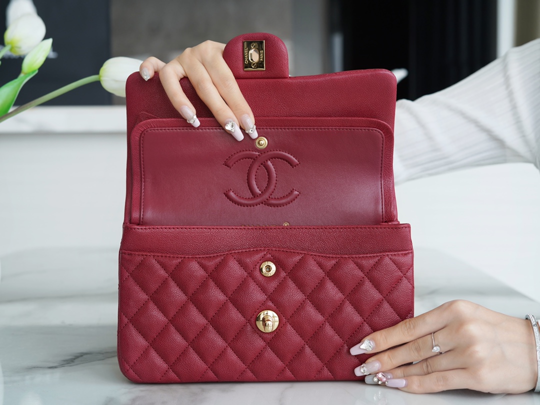 𝐂𝐇𝐀𝐍𝐄𝐋 Classic Flap washed cowhide is made from the most delicate newborn calves washed fetal cow small Bordeaux wine red