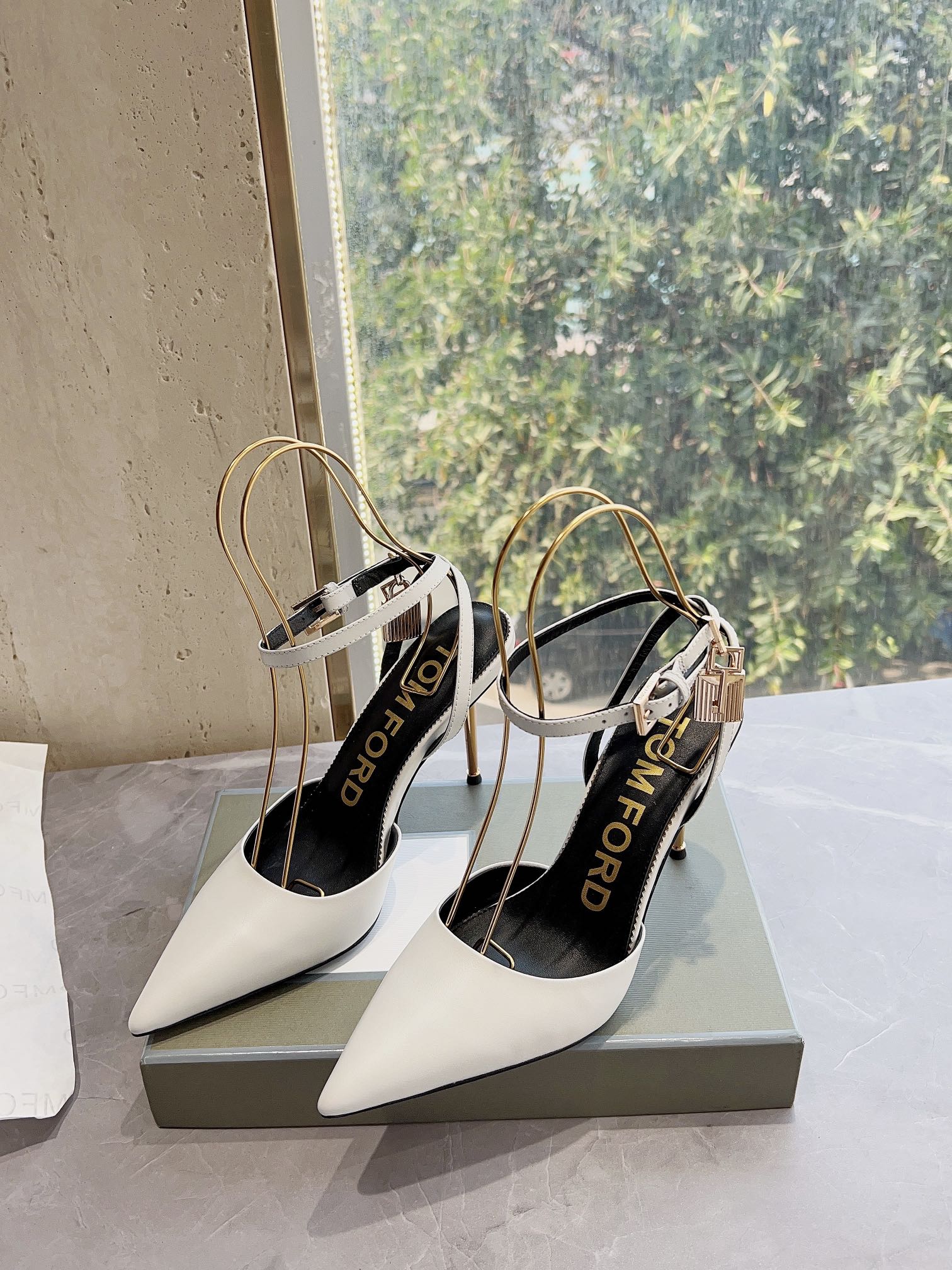 𝐓𝐎𝐌𝐅𝐎𝐑𝐃｜𝟐𝟎𝟐𝟑𝐒𝐒/𝐧𝐞𝐰  Dolce & Ga women's jeweled buckle jacquard raglan heels