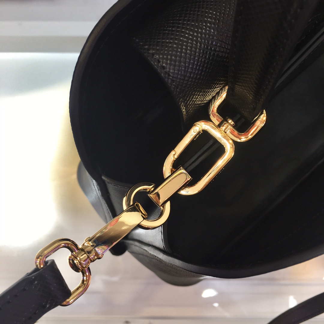 𝐏𝐑𝐀𝐃𝐀 Matinee Handbag 1BA282