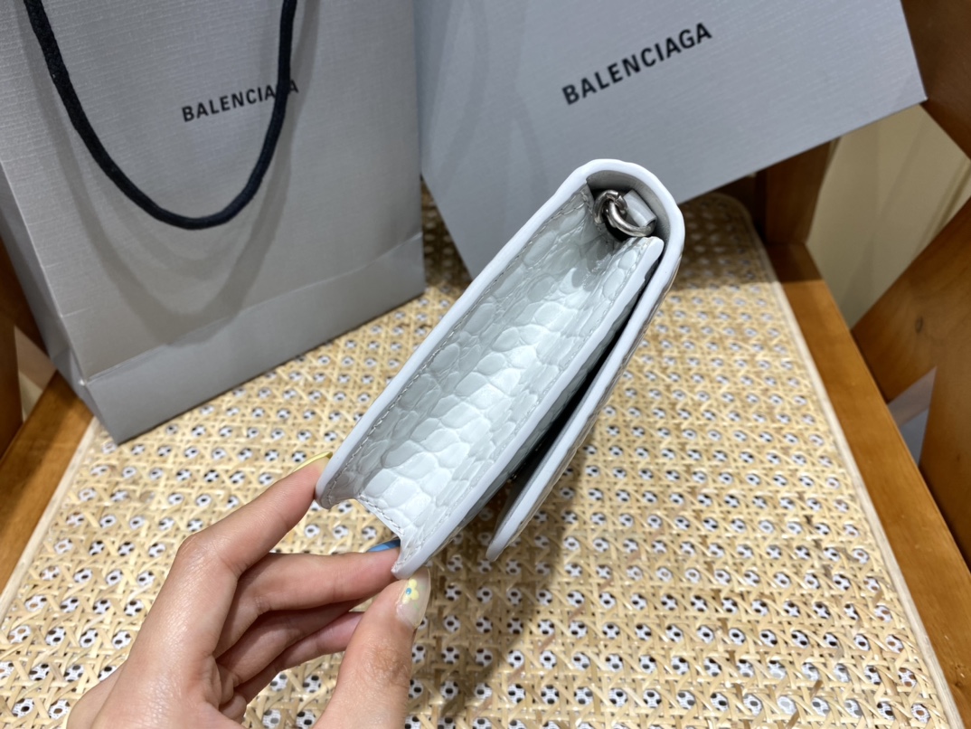 BALENCIAGA 𝘄𝗮𝗹𝗹𝗲𝘁 𝗼𝗻 𝗰𝗵𝗮𝗶𝗻 ▪️ crocodile pattern white white buckle