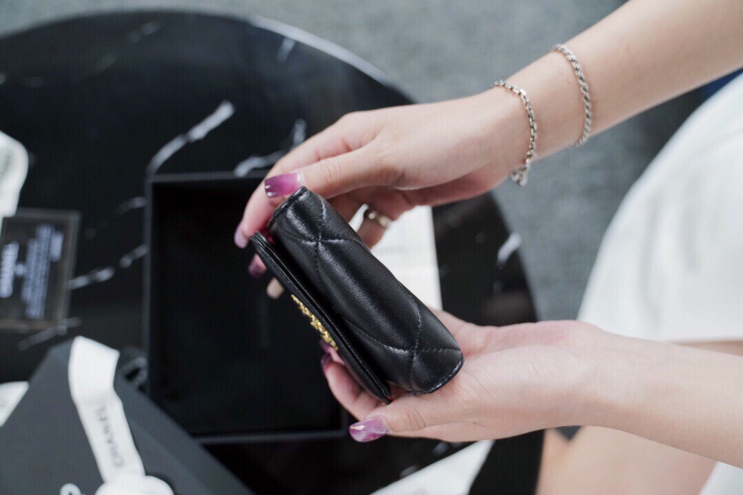 𝗖𝗛𝗔𝗘𝗡𝗟✦In goatskin leather 🐐 Wallet with short clip from the 19 series Black gold