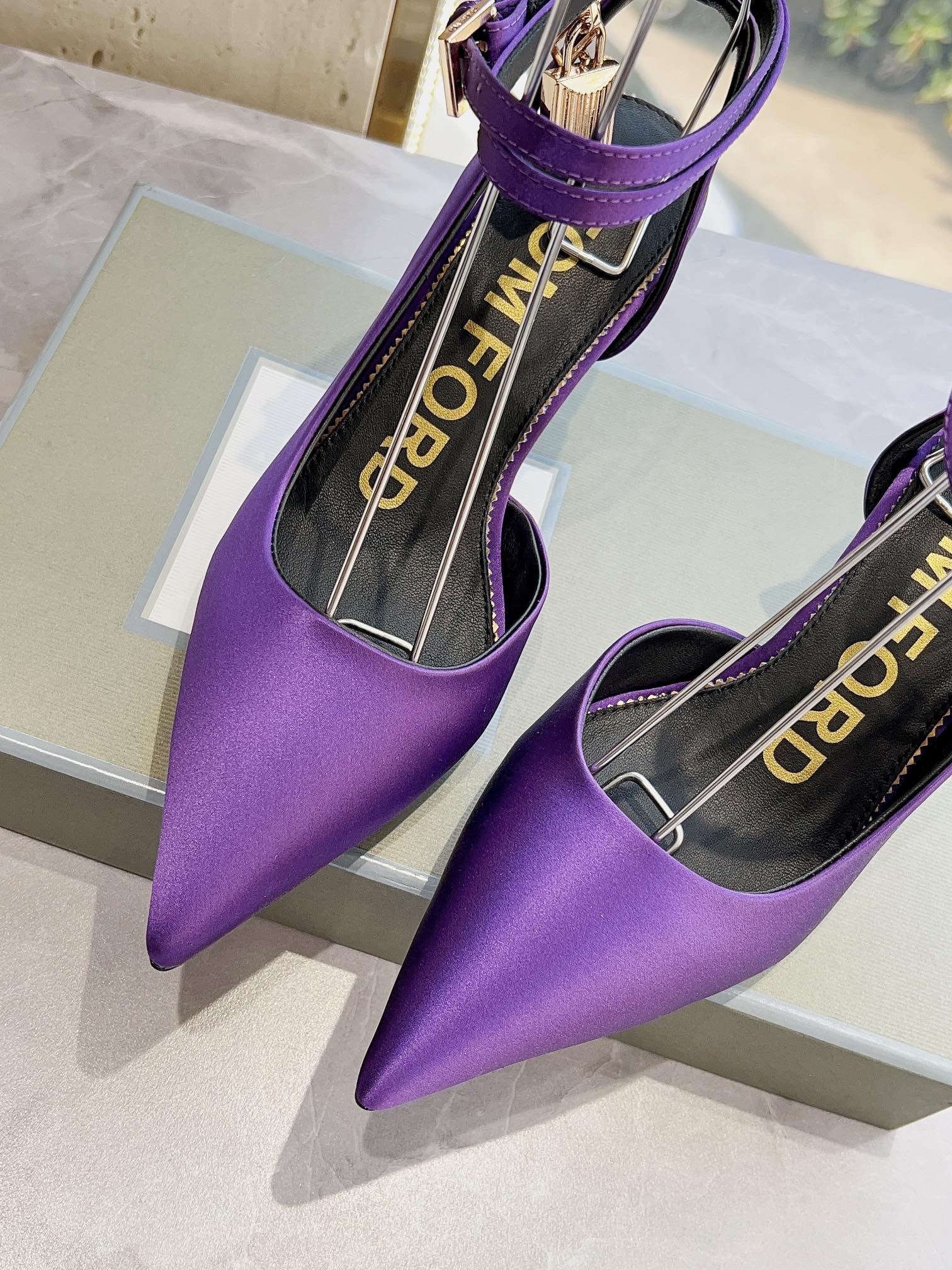 𝐓𝐎𝐌𝐅𝐎𝐑𝐃｜𝟐𝟎𝟐𝟑𝐒𝐒/𝐧𝐞𝐰  Dolce & Ga women's jeweled buckle jacquard raglan heels