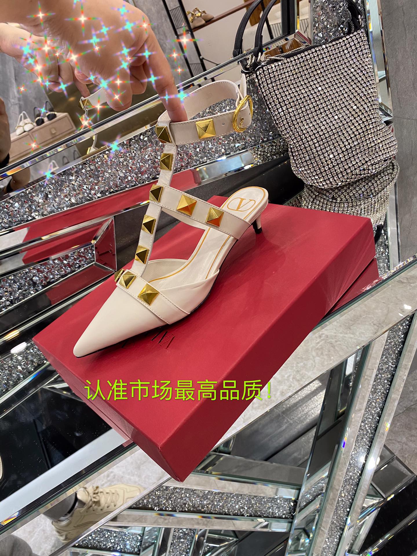 【Valentino】𝟐𝟎𝟐𝟏/𝐒𝐒 𝐧𝐞𝐰 Valentino studded sandals counter the latest series of very bright show series launched