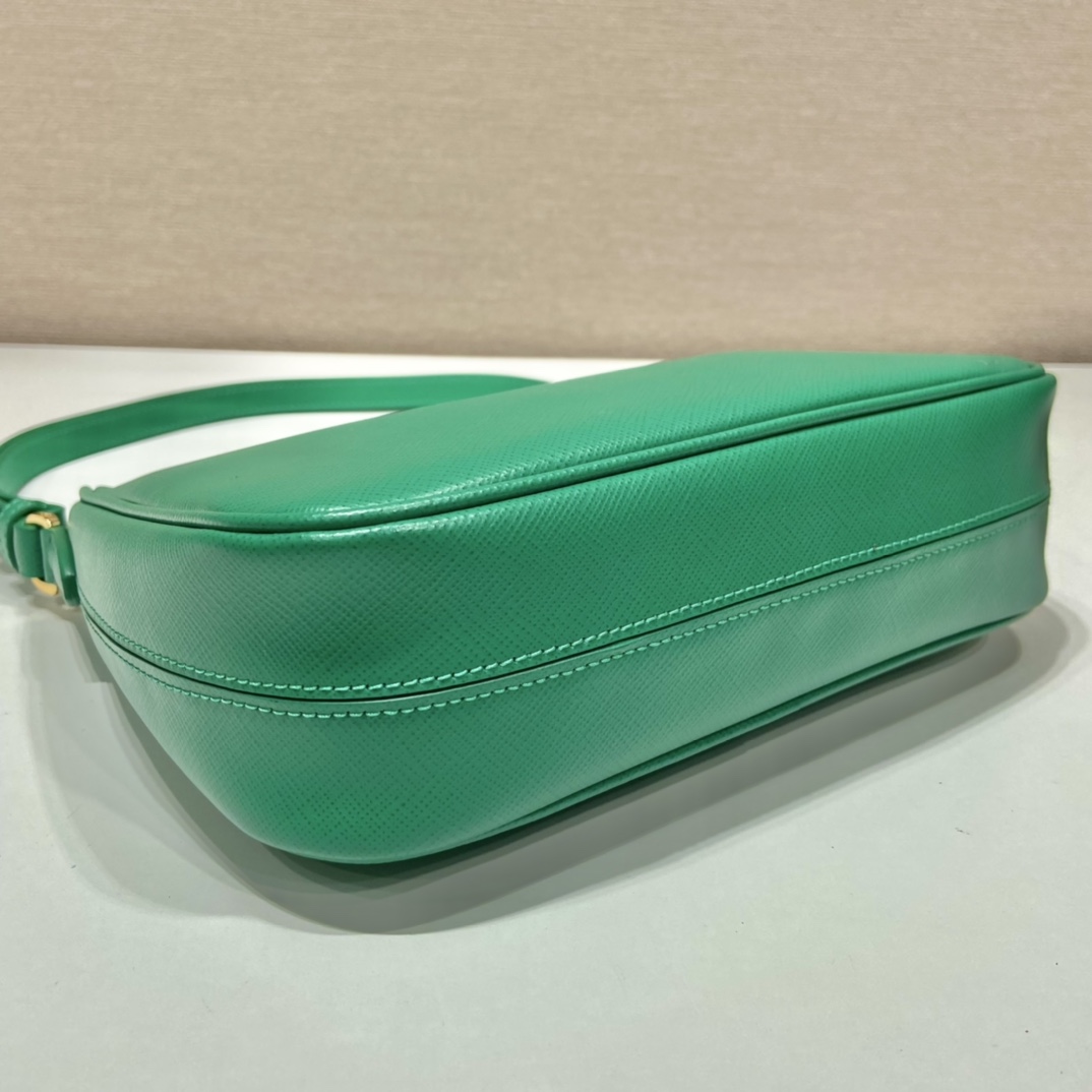 𝐏𝐑𝐀𝐃𝐀 1BC204B Hand Carry Underarm Bag
