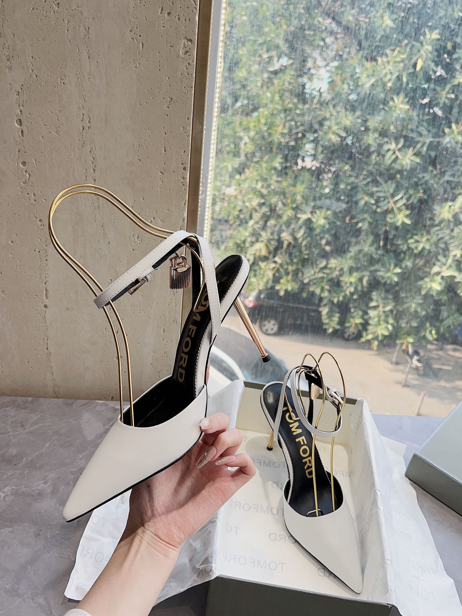 𝐓𝐎𝐌𝐅𝐎𝐑𝐃｜𝟐𝟎𝟐𝟑𝐒𝐒/𝐧𝐞𝐰  Dolce & Ga women's jeweled buckle jacquard raglan heels