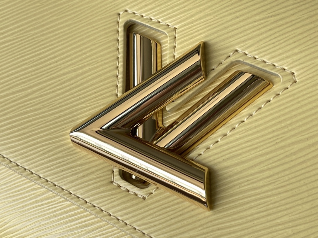 𝐋𝐎𝐔𝐈𝐒 𝐕𝐔𝐈𝐓𝐓𝐎𝐍 M22038 This Twist Medium Bag