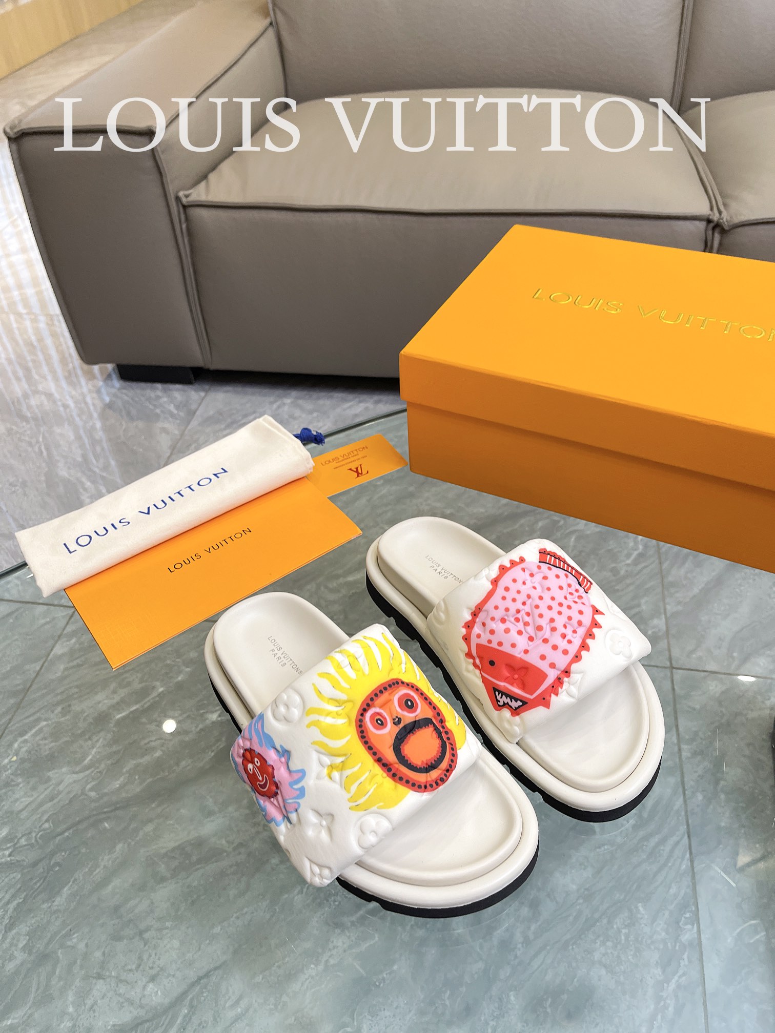 Louis Vuitton 2023 couple models embossed print