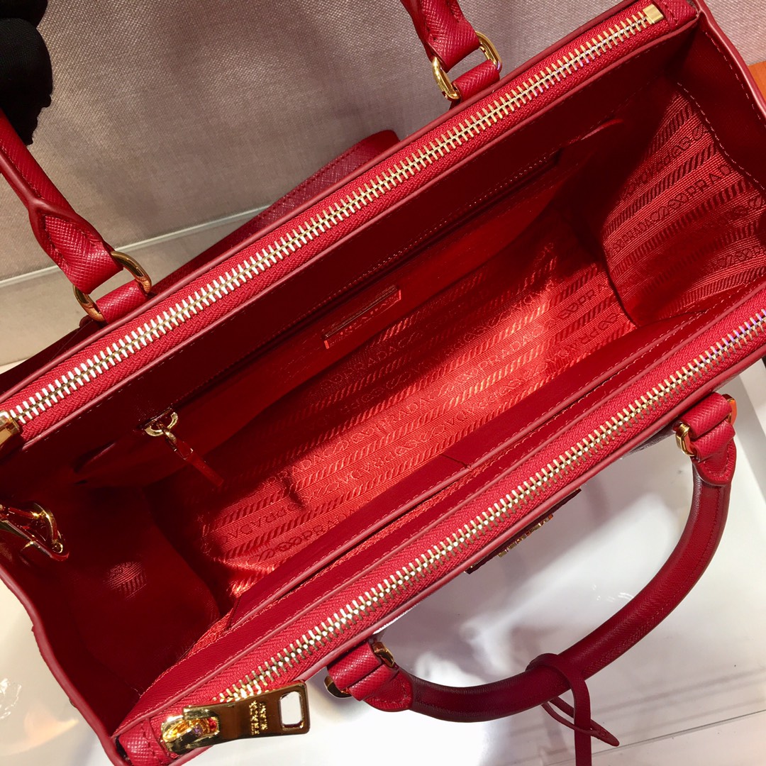 𝐏𝐑𝐀𝐃𝐀 Classic favourites 1BA863