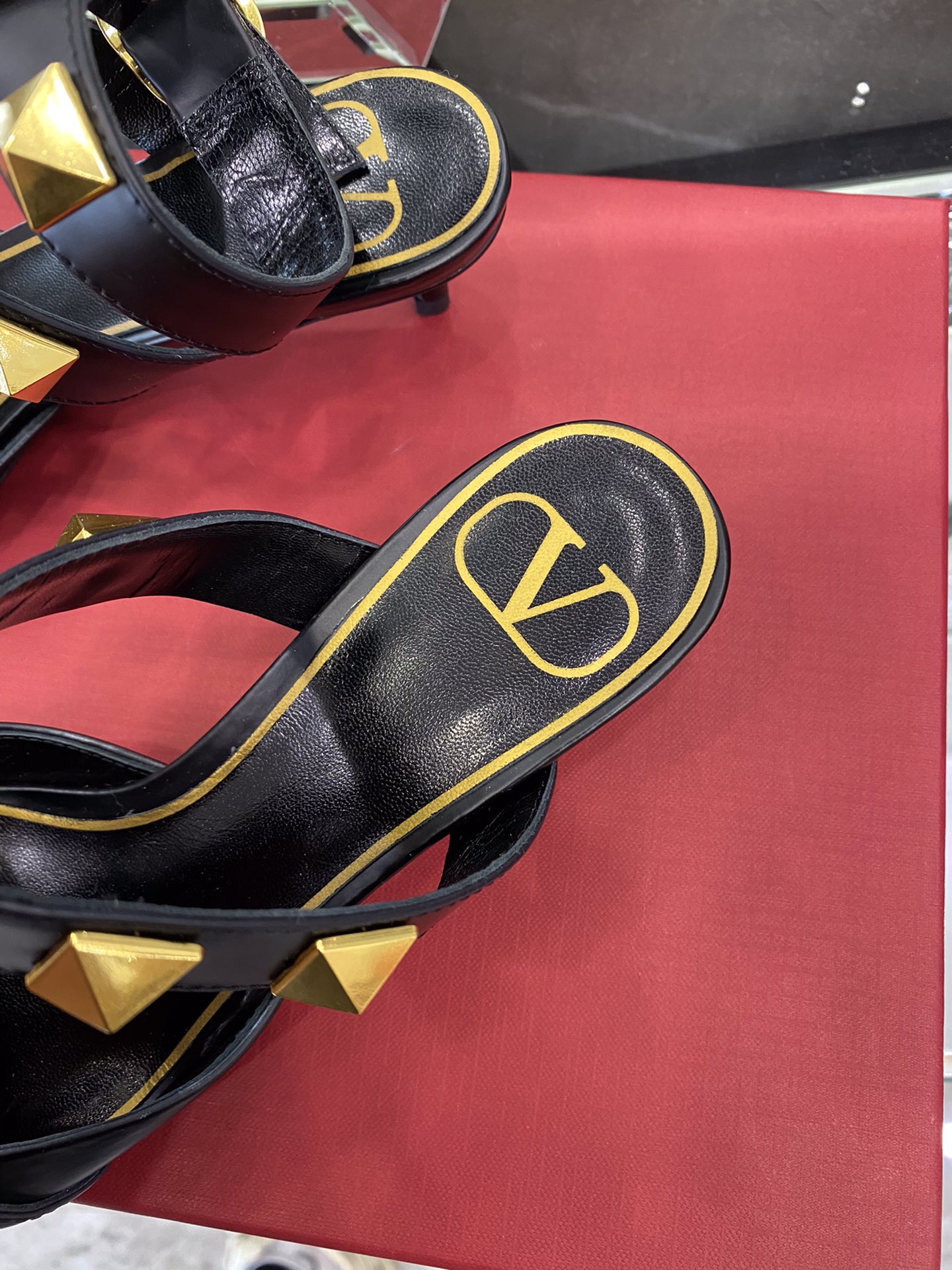 【Valentino】𝟐𝟎𝟐𝟏/𝐒𝐒 𝐧𝐞𝐰 Valentino studded sandals counter the latest series of very bright show series launched