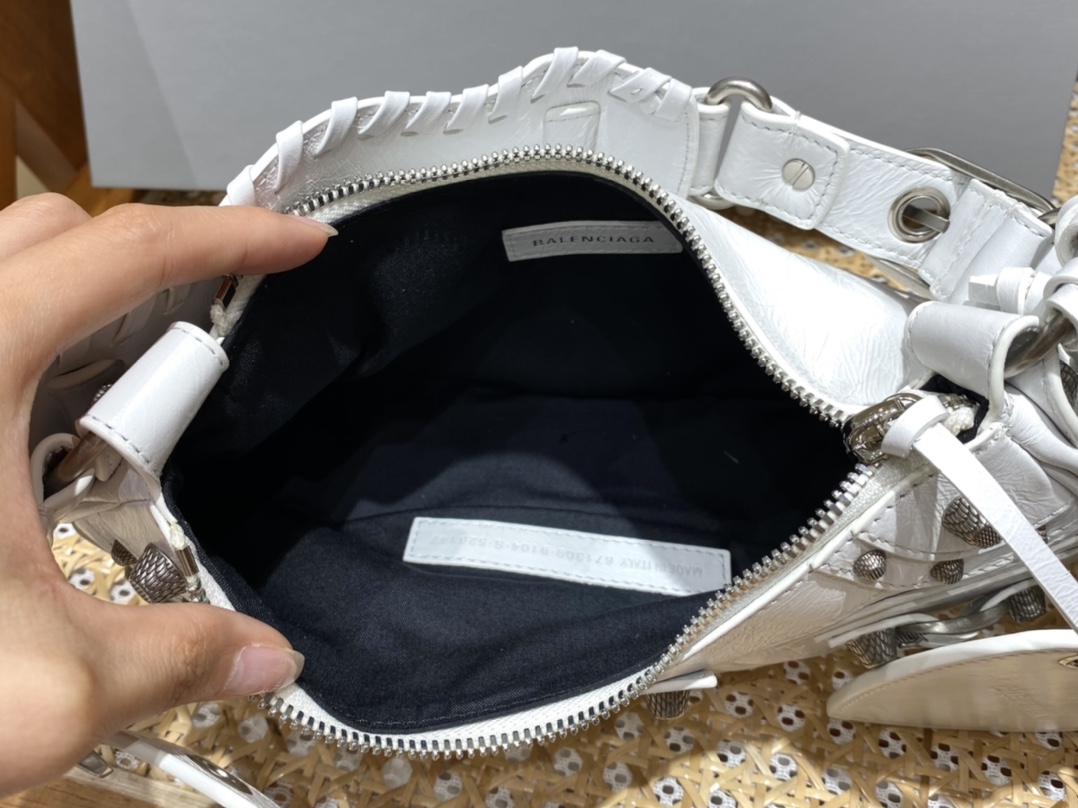 BALENCIAGA 𝐋𝐞 𝐂𝐚𝐠𝐨𝐥𝐞 Moon Bag