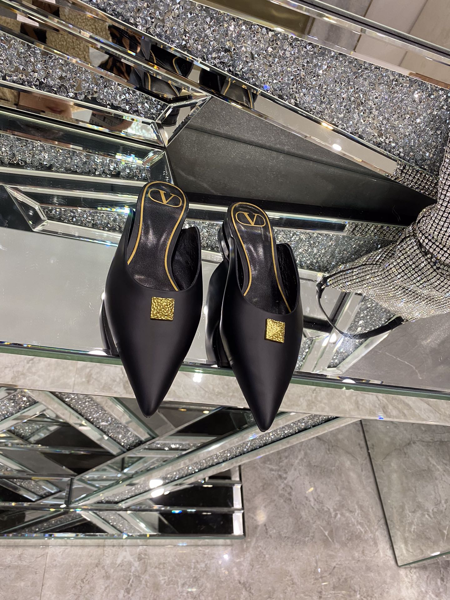 【Valentino】𝟐𝟎𝟐𝟏/𝐒𝐒 𝐧𝐞𝐰 The latest series of counter perfect details original matte open edge bead leather