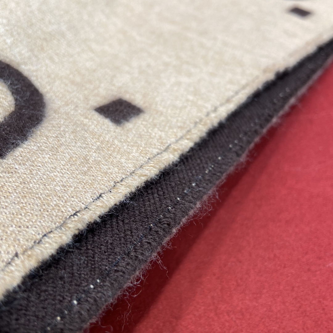 GUCCI earth tone scarf 91% wool and 9% silk