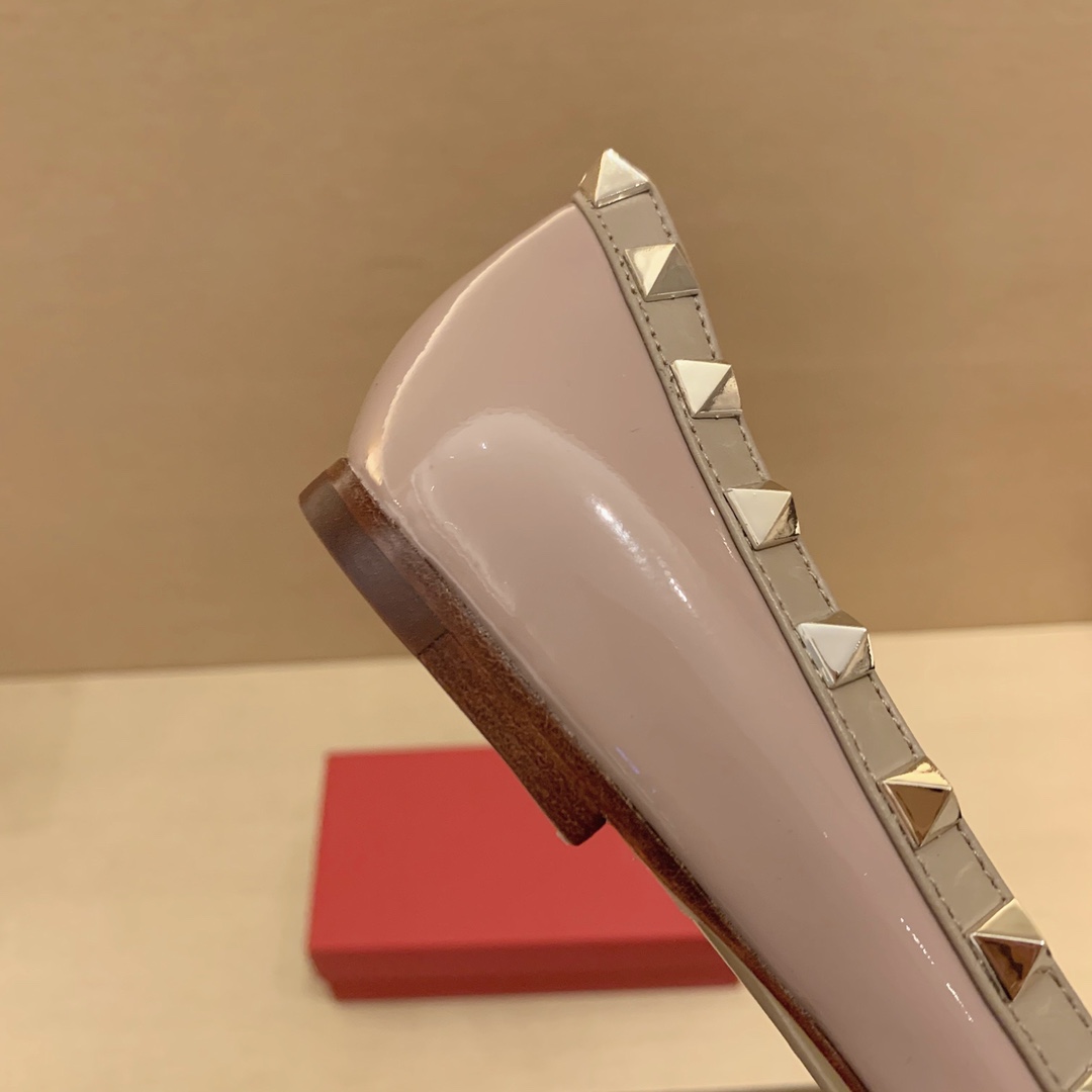 【Valentino】𝟐𝟎𝟐𝟏/𝐒𝐒 𝐧𝐞𝐰 Valentino studded flat shoes top version OEM level exclusive models
