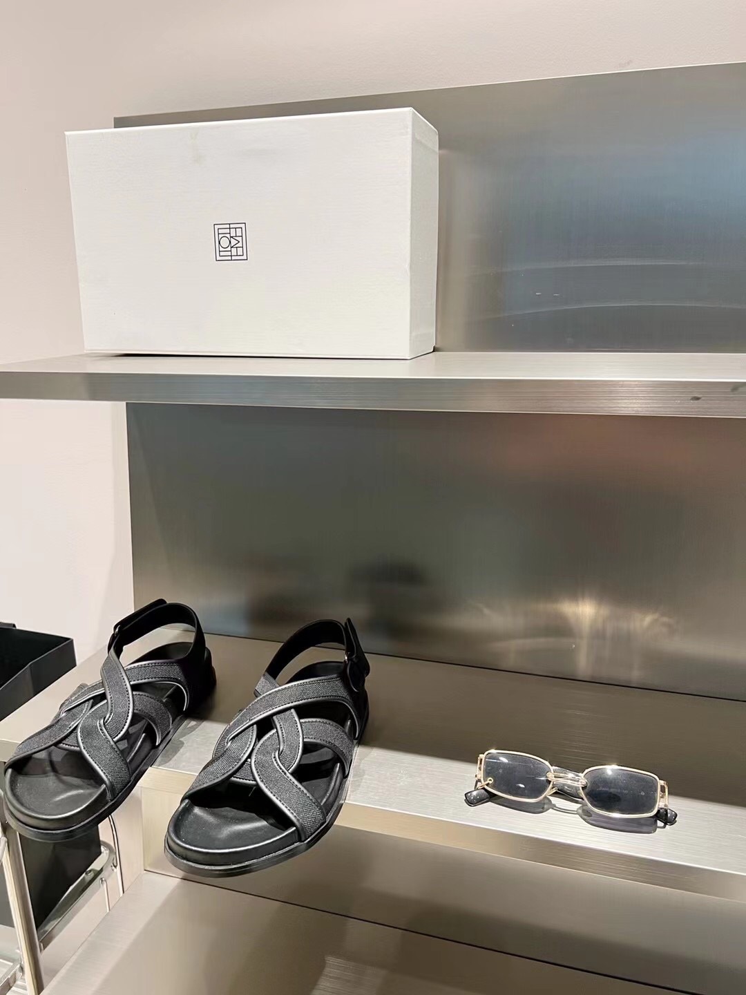 Toteme | 𝟐𝟎𝟐𝟏/𝐒𝐒 𝐧𝐞𝐰  Minimalist style toteme 2022/aw retro Roman sandals