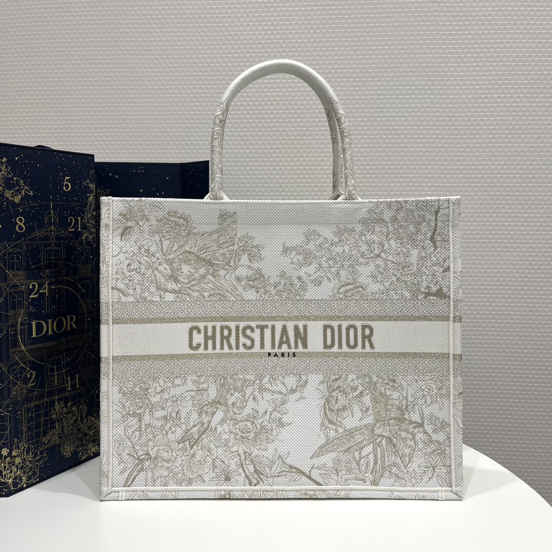 DIOR TOTE Christmas Limited Edition Collection