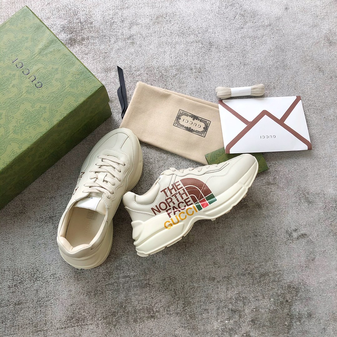 Gucci Pops This collection has a lot of flora and fauna elements Original material