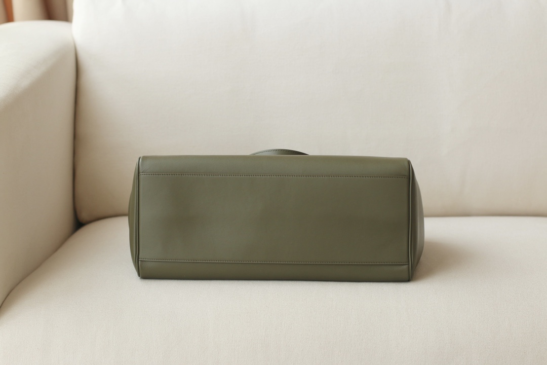 𝐂𝐞𝐥𝐢𝐧𝐞 soft 16 large soft bag in smooth calfskin