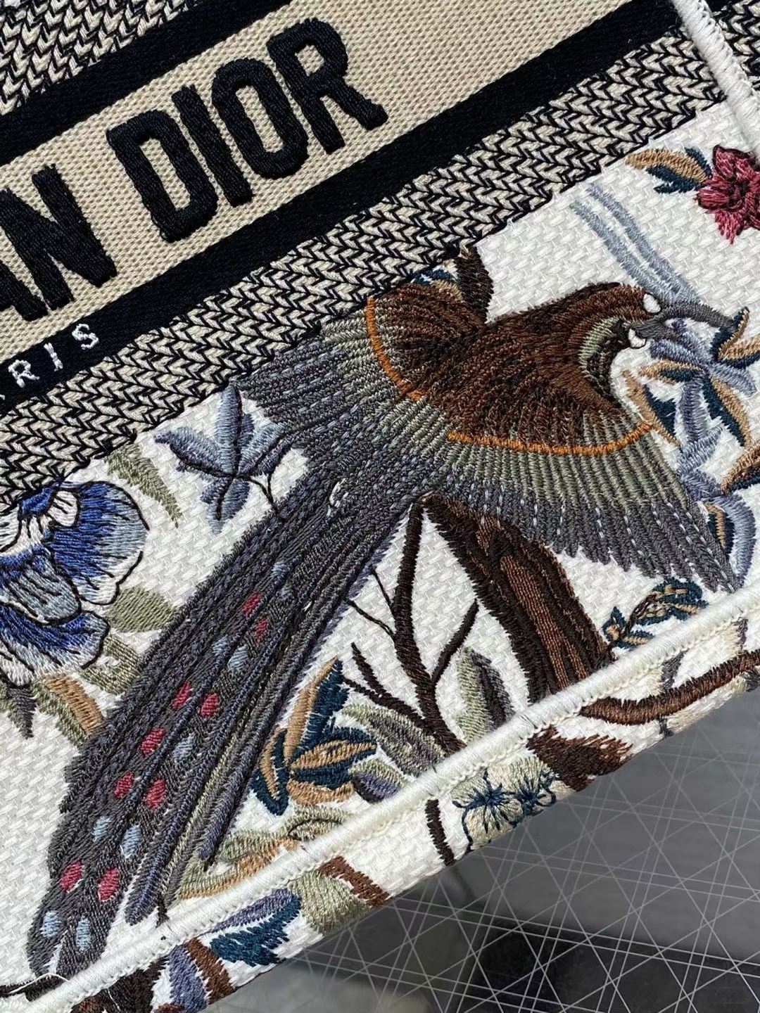 DIOR TOTE Magpie White Limited Edition Collection