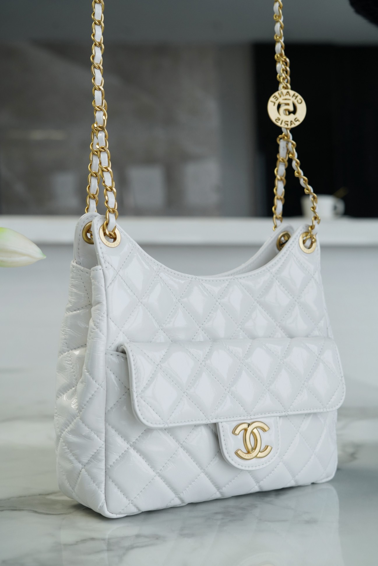 𝗖𝗛𝗔𝗡𝗘𝗟✦23𝑪 Early Spring Resort Collection Bright crinkled calfskin and gold metal Wave bag Medium White