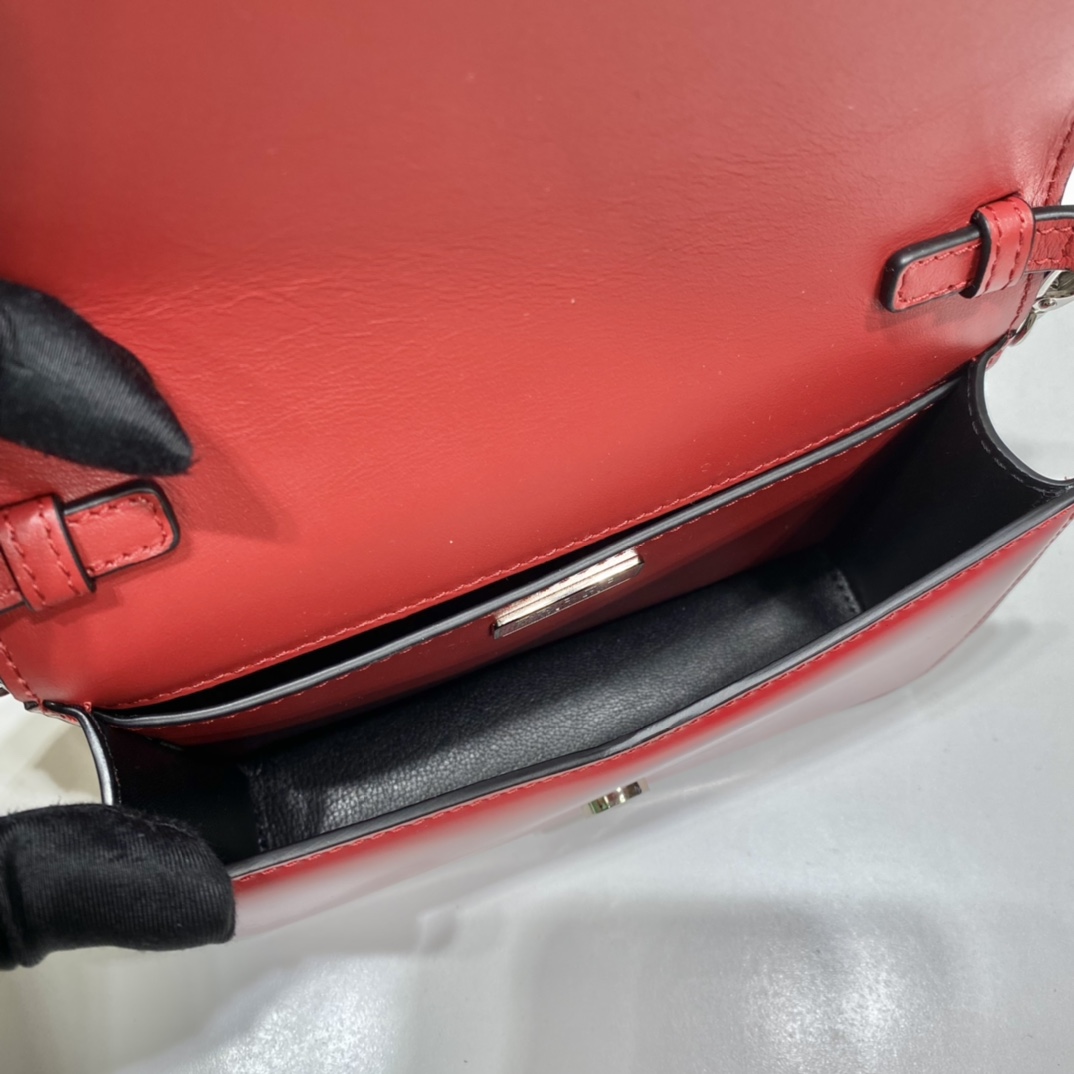 𝐏𝐑𝐀𝐃𝐀 Large triangular flap 1BH189