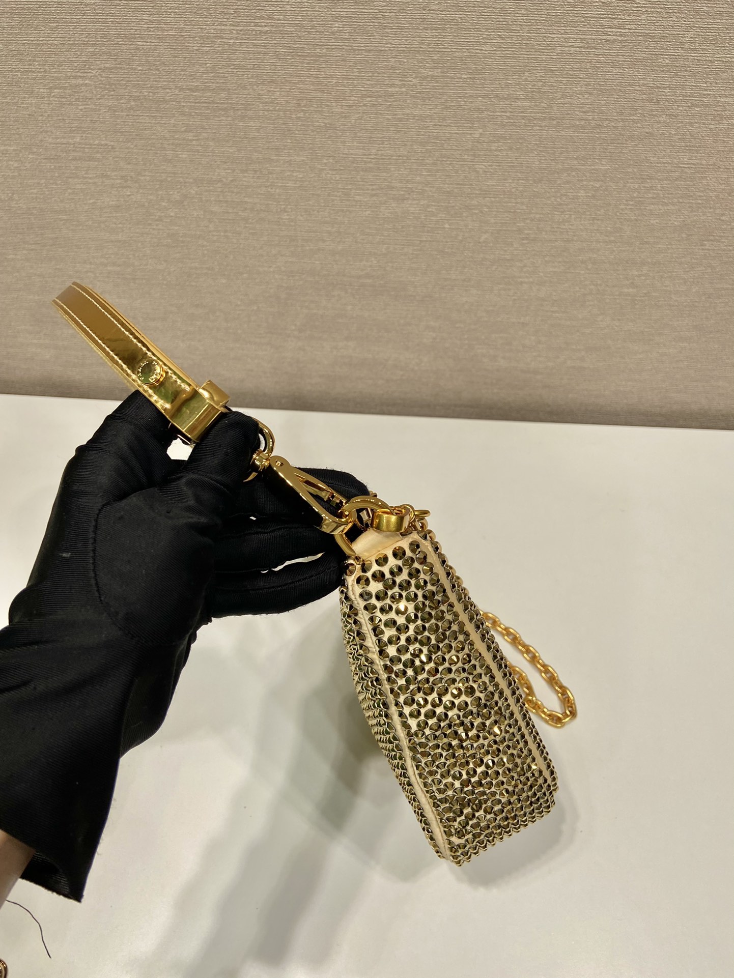 𝐏𝐑𝐀𝐃𝐀 Triangle bag with glitter diamonds 1BH190