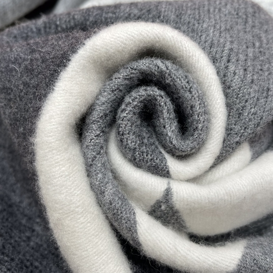 𝐂𝐡𝐚𝐧𝐞𝐥 shawl scarf 🧣 dual-use 53% cashmere ➕ 47% wool