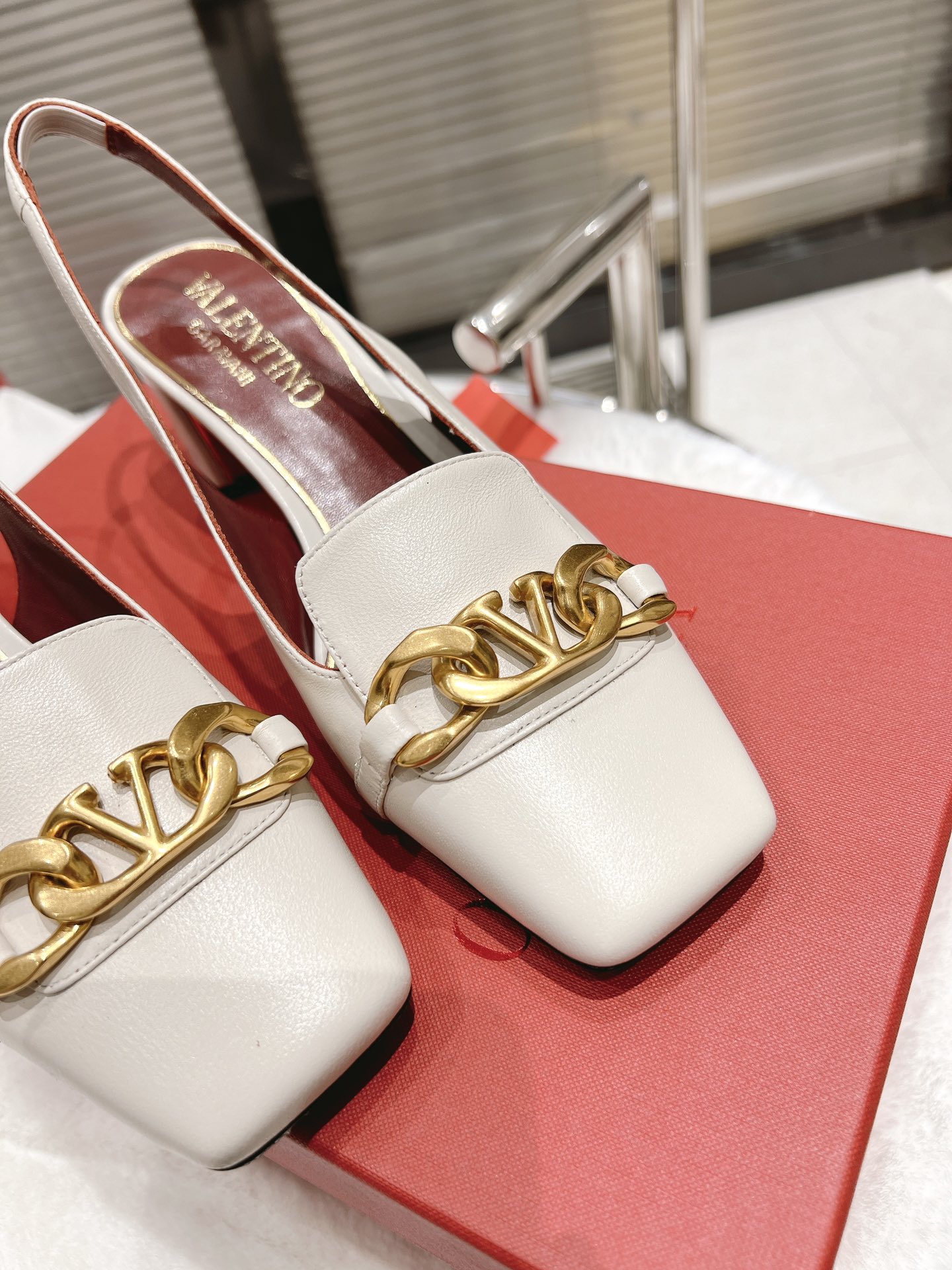 【Valentino】𝟐𝟎𝟐𝟏/𝐒𝐒 𝐧𝐞𝐰  Valentino fabric patent leather lining sheepskin sole cowhide