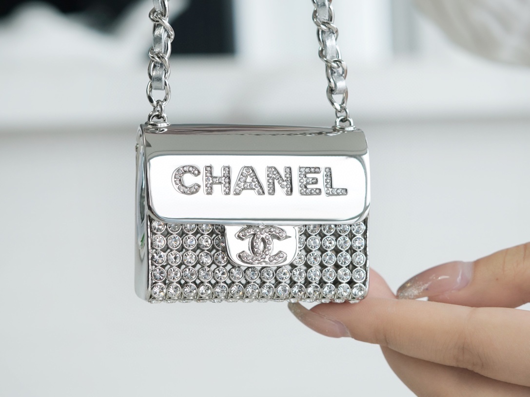 𝗖𝗛𝗔𝗘𝗡𝗟✦ Flowing rhinestone 𝟮𝟮𝗣 rhinestone metal necklace bag