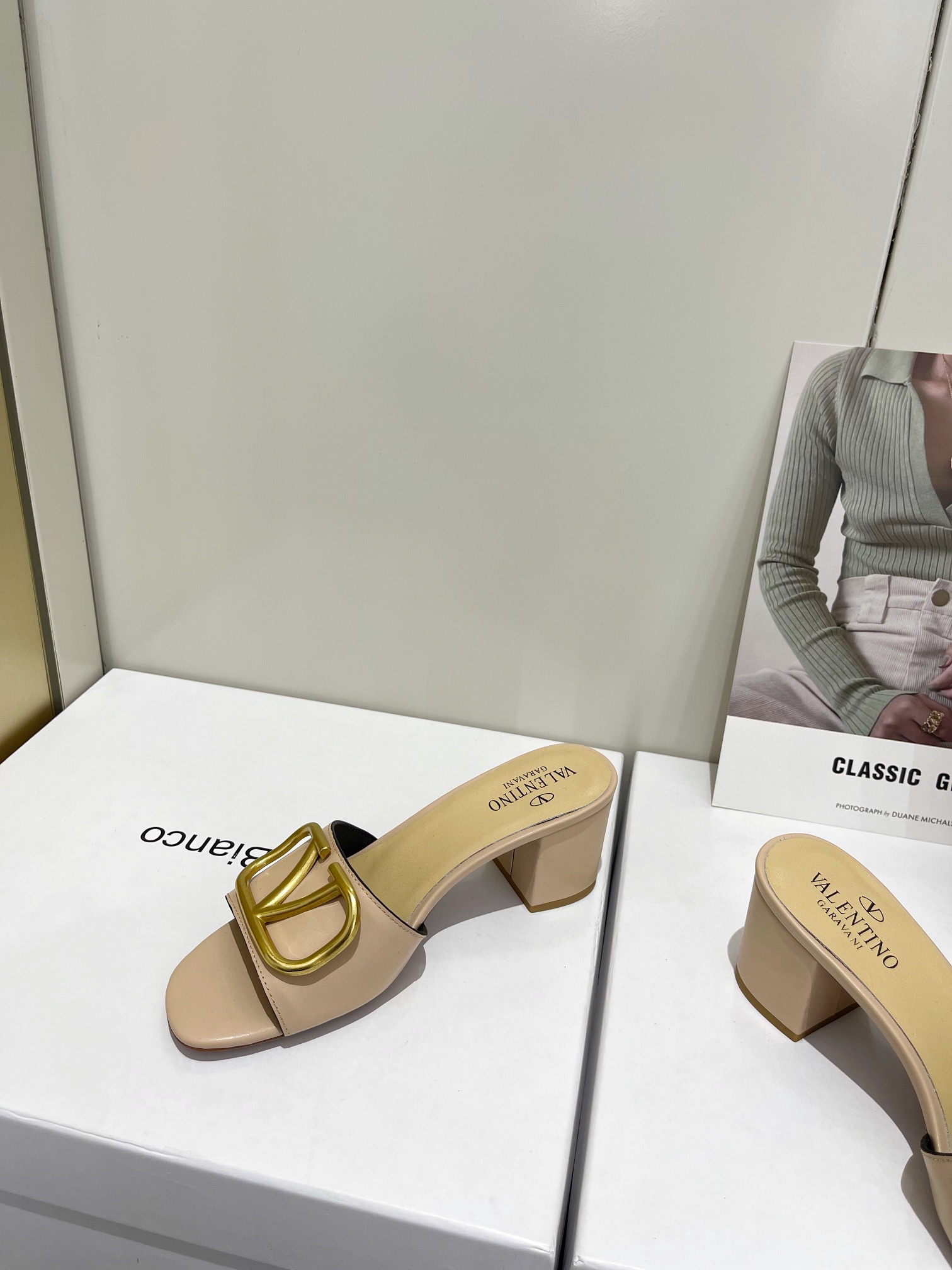 【Valentino】𝟐𝟎𝟐𝟏/𝐒𝐒 𝐧𝐞𝐰  Valentino 2022 / fw spring and summer new women's slippers
