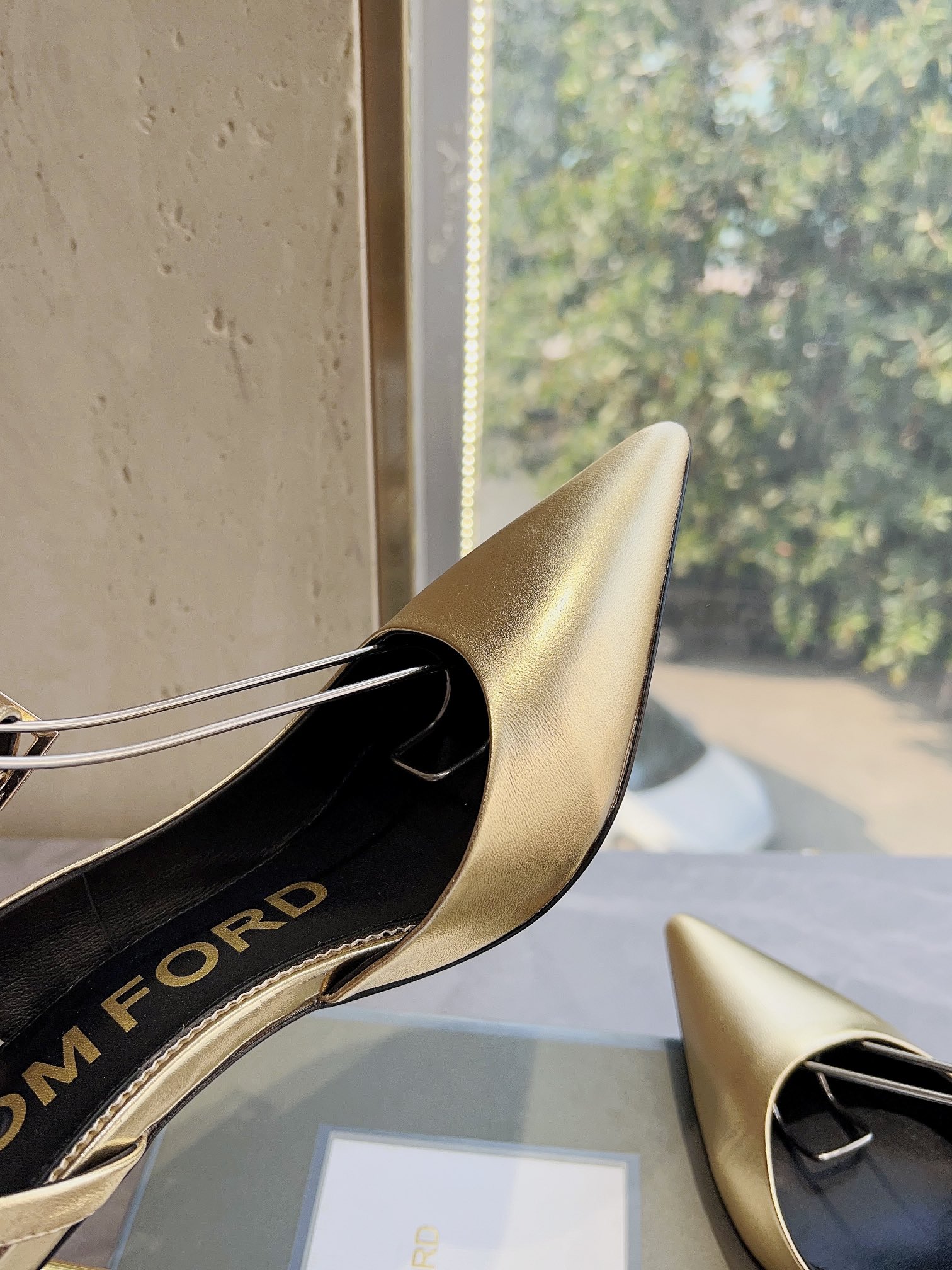 𝐓𝐎𝐌𝐅𝐎𝐑𝐃｜𝟐𝟎𝟐𝟑𝐒𝐒/𝐧𝐞𝐰  Dolce & Ga women's jeweled buckle jacquard raglan heels