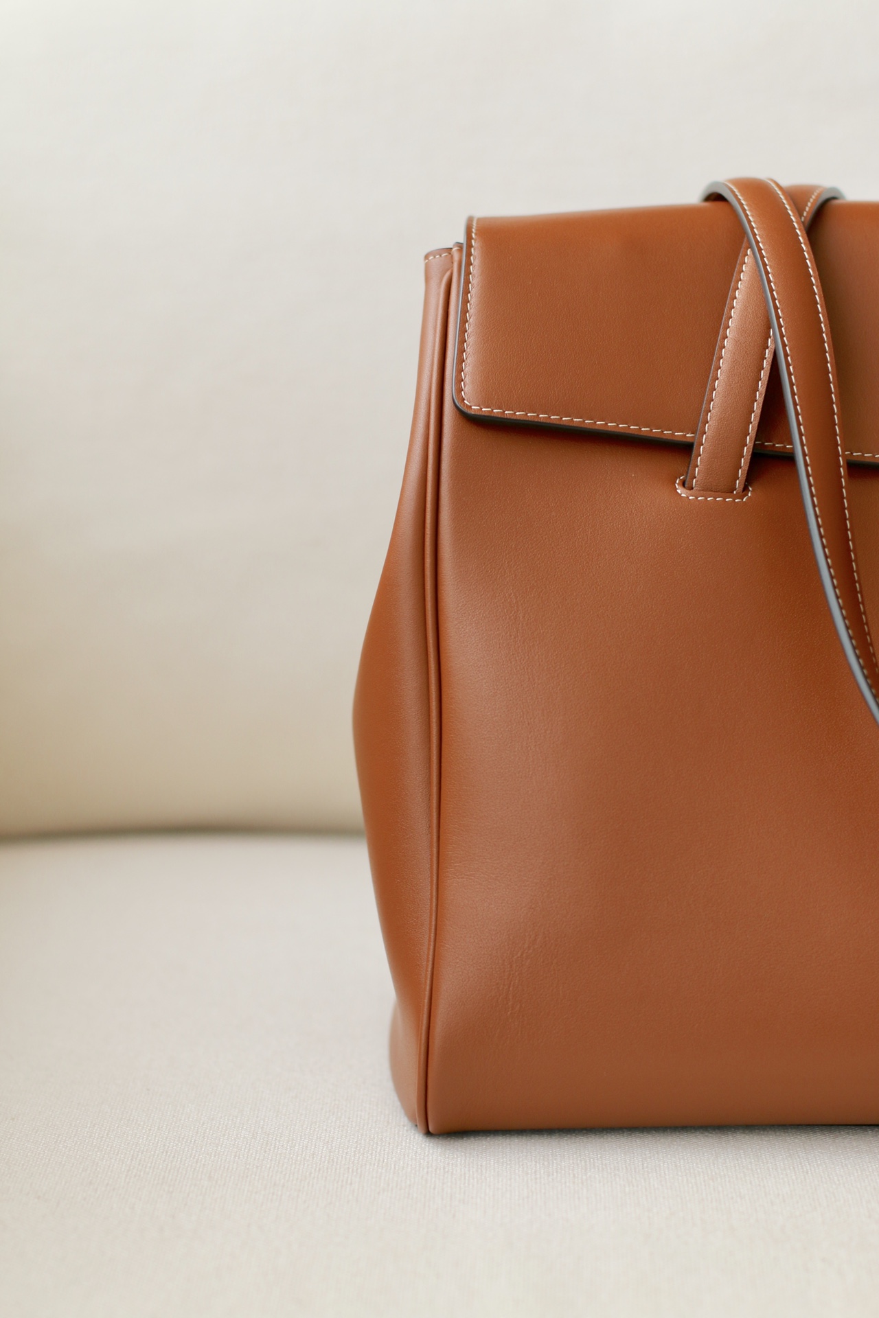 𝐂𝐞𝐥𝐢𝐧𝐞 soft 16 large soft bag in smooth calfskin