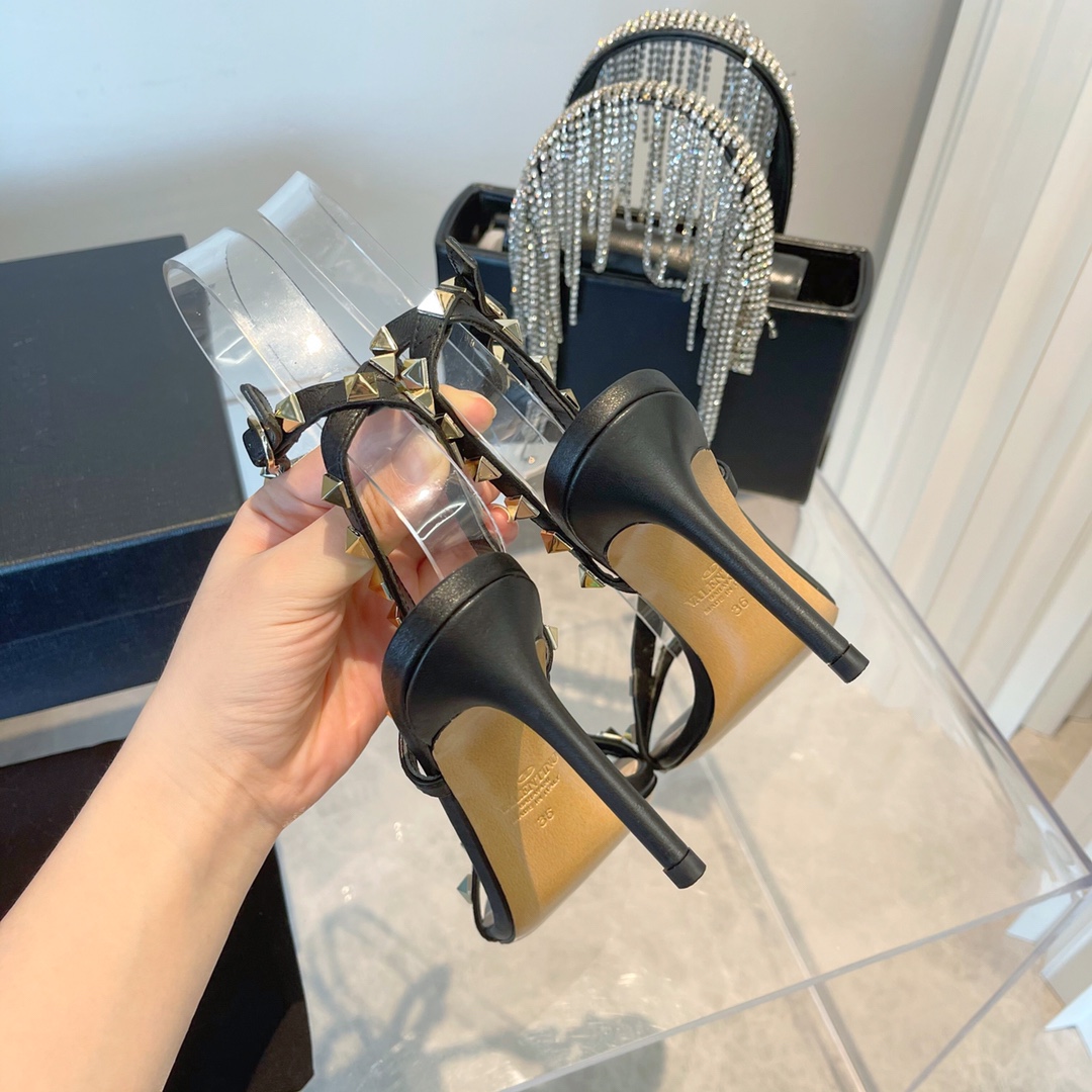 【Valentino】𝟐𝟎𝟐𝟏/𝐒𝐒 𝐧𝐞𝐰 Valentino's new Spring/Summer 2021 collection is still the classic studded collection