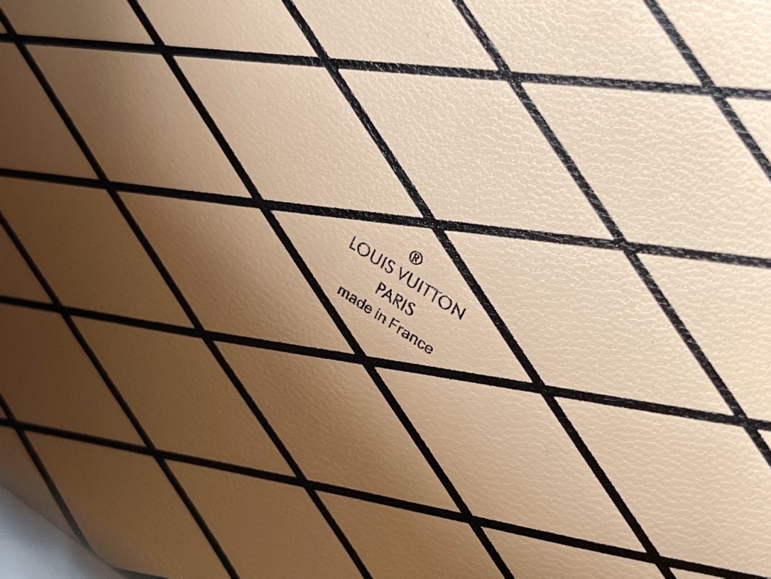 𝐋𝐎𝐔𝐈𝐒 𝐕𝐔𝐈𝐓𝐓𝐎𝐍 M21621 Yayoi Kusama series