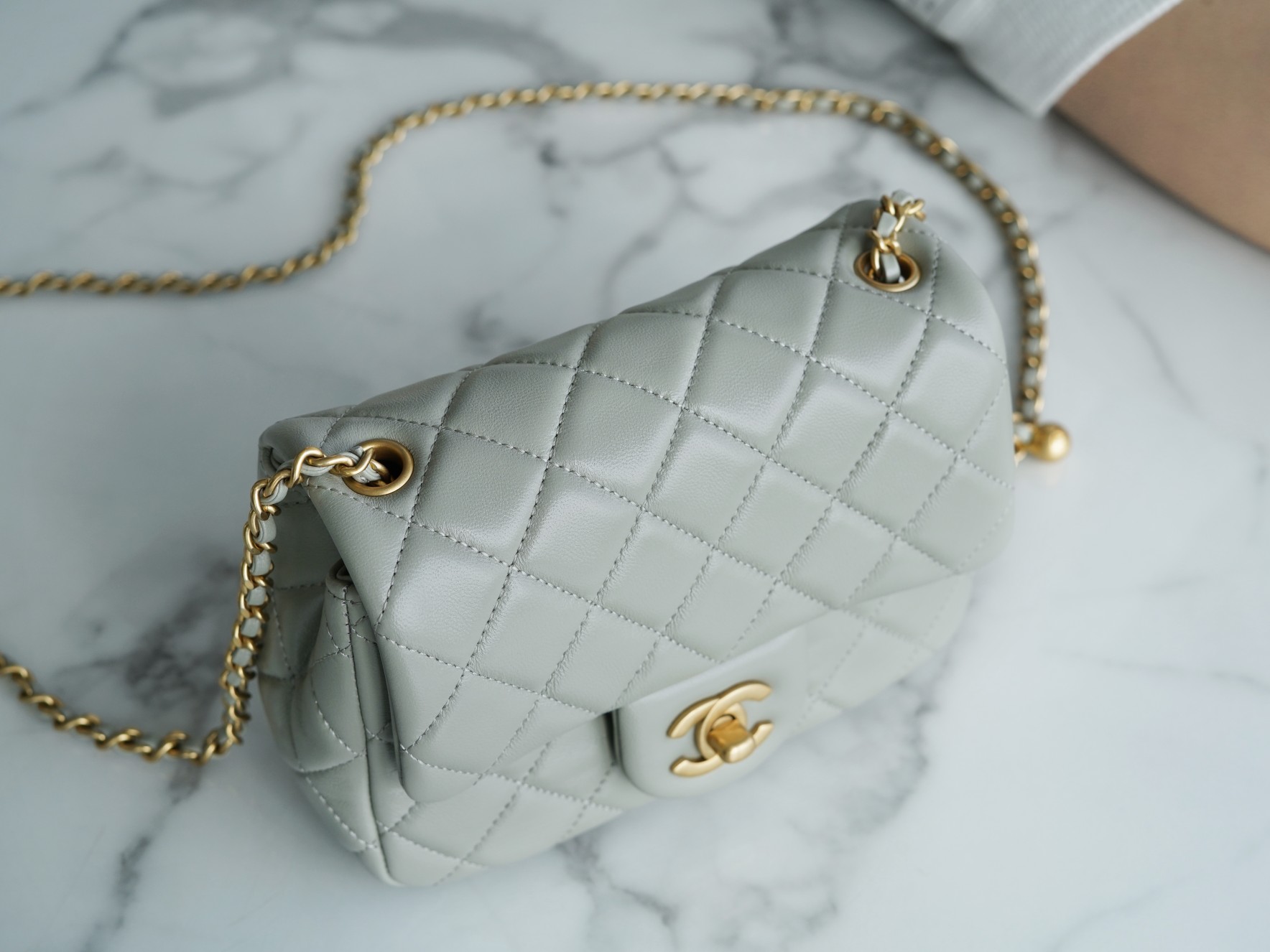 𝗖𝗛𝗔𝗘𝗡𝗟 ✦𝟮𝟮🅲Spring and Summer Metal Ball Square Fatty Gray Green