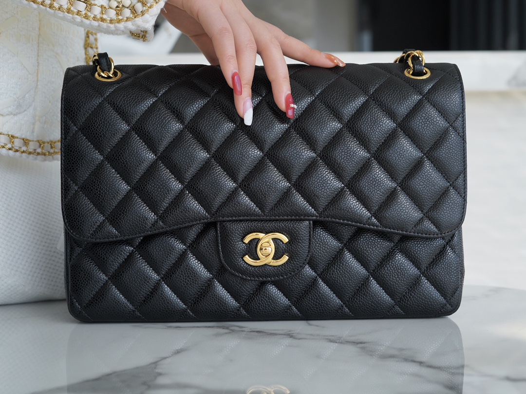 𝐂𝐇𝐀𝐍𝐄𝐋 Classic Flap France 🇫🇷 𝐇𝐚𝐚𝐬 Original Caviar🐂 Genuine Leather Caviar Large Black Gold🖤