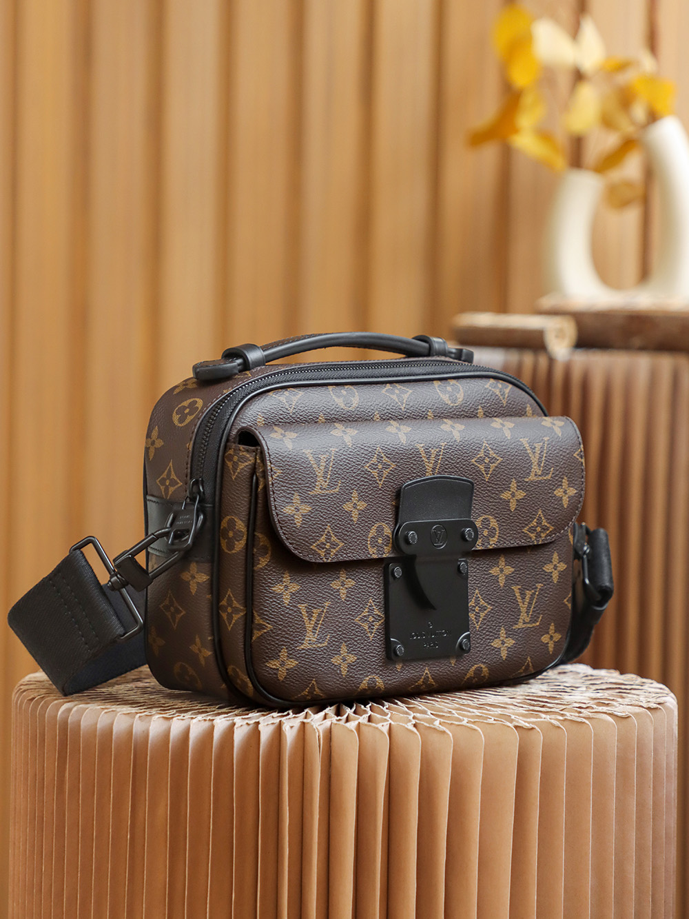 Louis Vuitton 𝐒 𝐋𝐎𝐂𝐊 messenger bag M45806