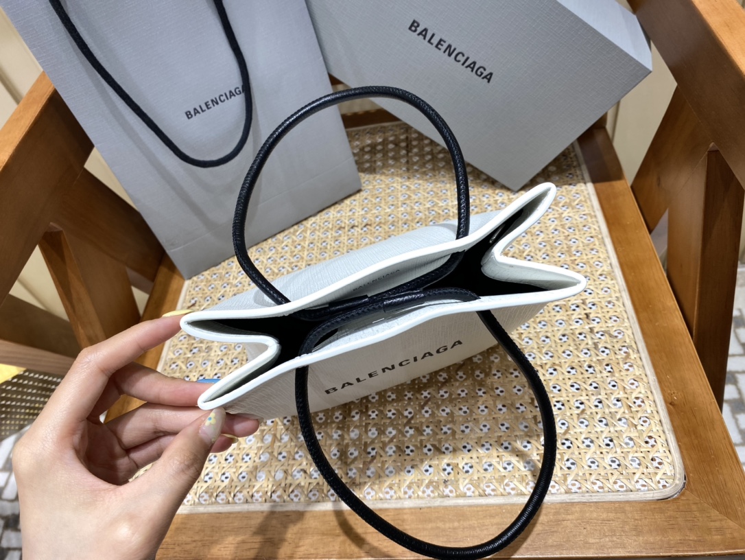 BALENCIAGA 𝗦𝗵𝗼𝗽𝗽𝗶𝗻𝗴 𝗯𝗮𝗴 Cowhide shopping paper bag