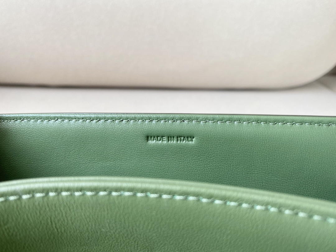 𝐂𝐞𝐥𝐢𝐧𝐞 Triomphe Medium 22.5cm