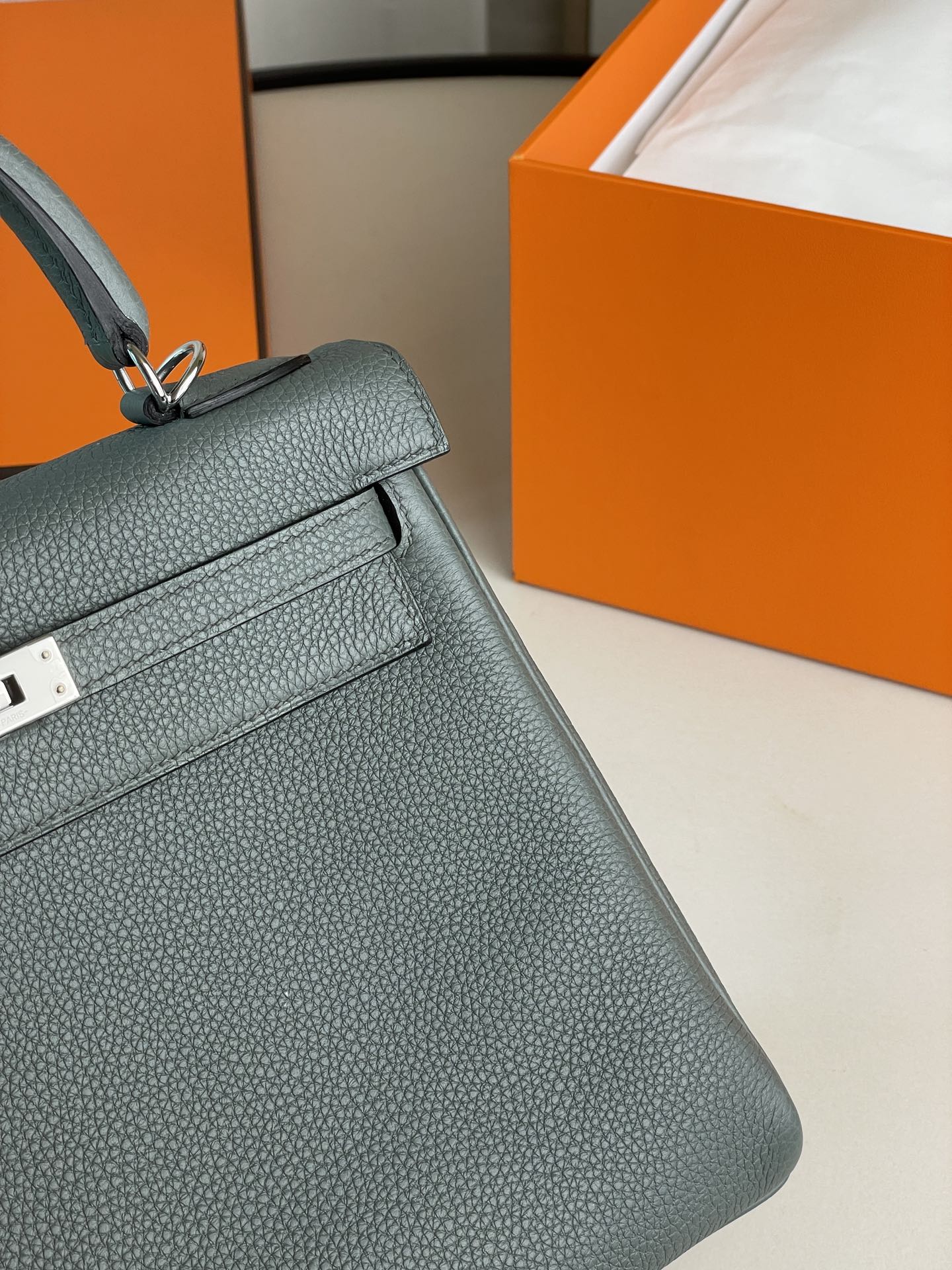 Kelly25 almond green togo leather silver buckle