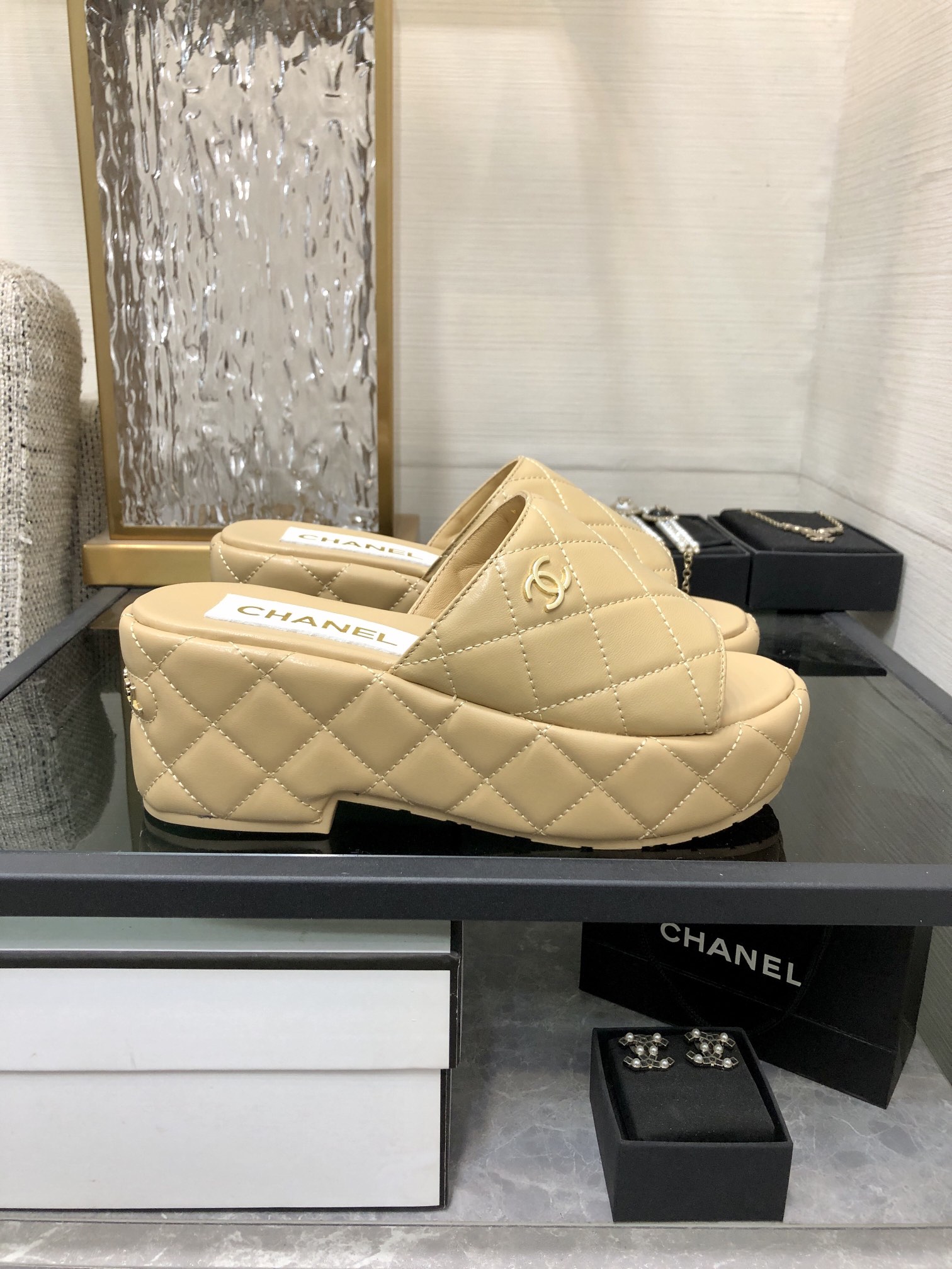 CHANEL 2022 early spring latest slope heel slippers fashionable and versatile series wear-resistant rubber outsole