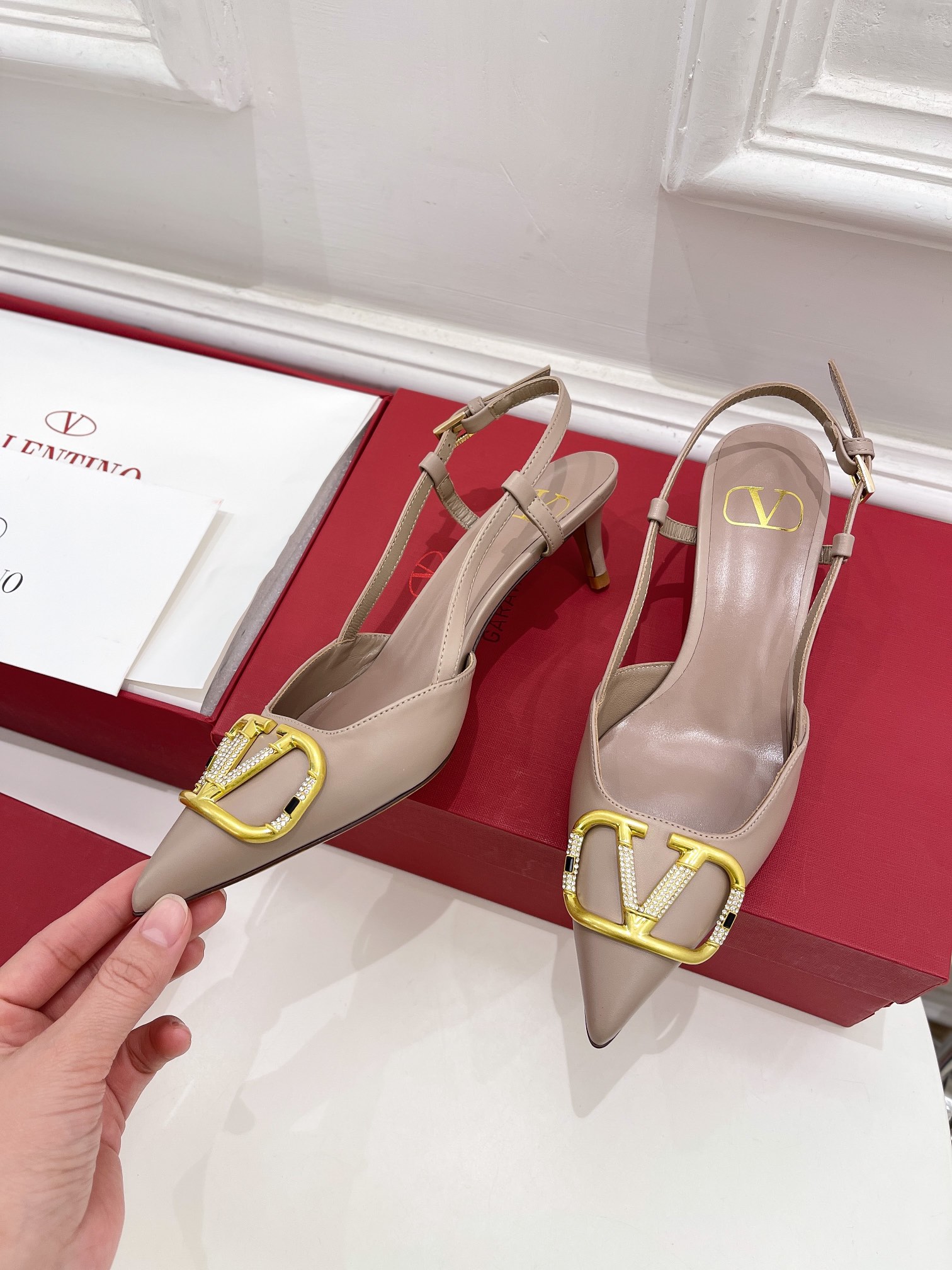 【Valentino】𝟐𝟎𝟐𝟏/𝐒𝐒 𝐧𝐞𝐰 Valentino 2022 spring and summer new large V diamond buckle high heels on the new