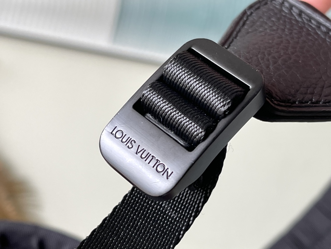 𝐋𝐎𝐔𝐈𝐒 𝐕𝐔𝐈𝐓𝐓𝐎𝐍   M21978